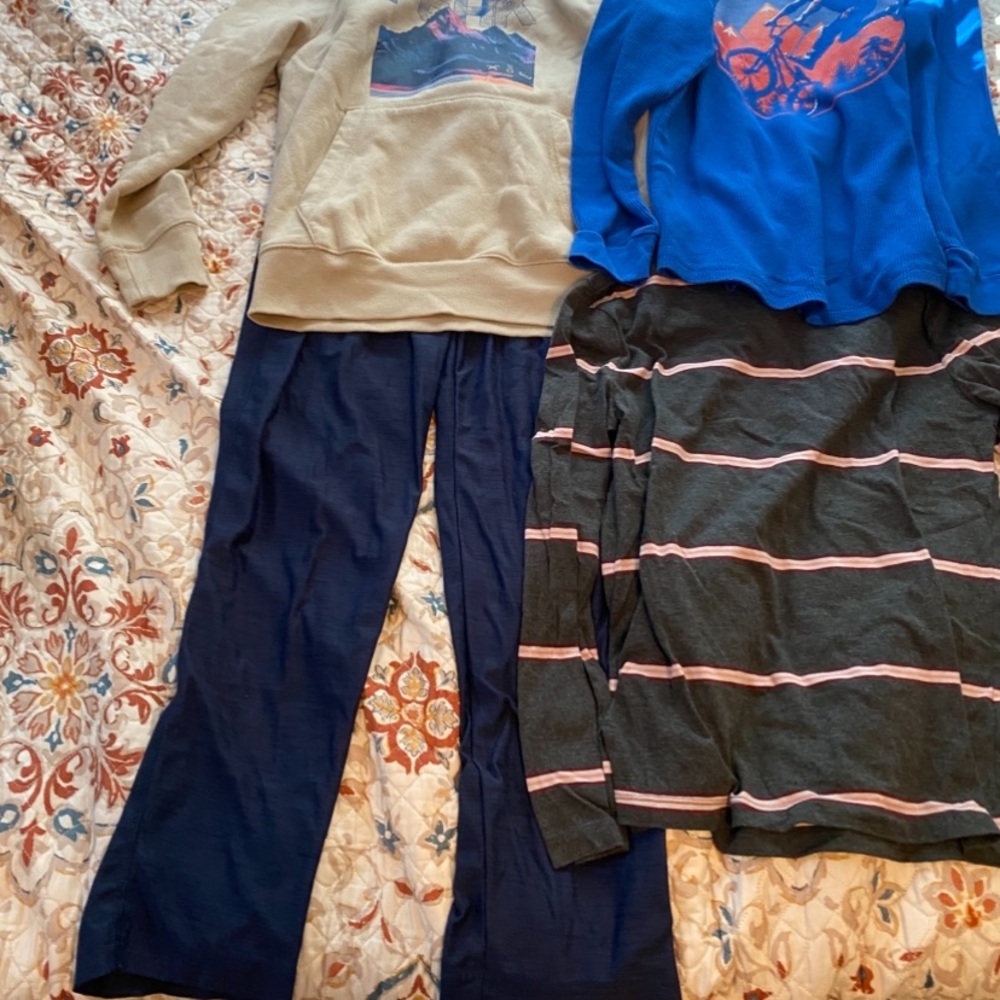Boys size L 10–12 Lot: Tek Gear Hoodie Old navy active pants & 2 Old navy shirts